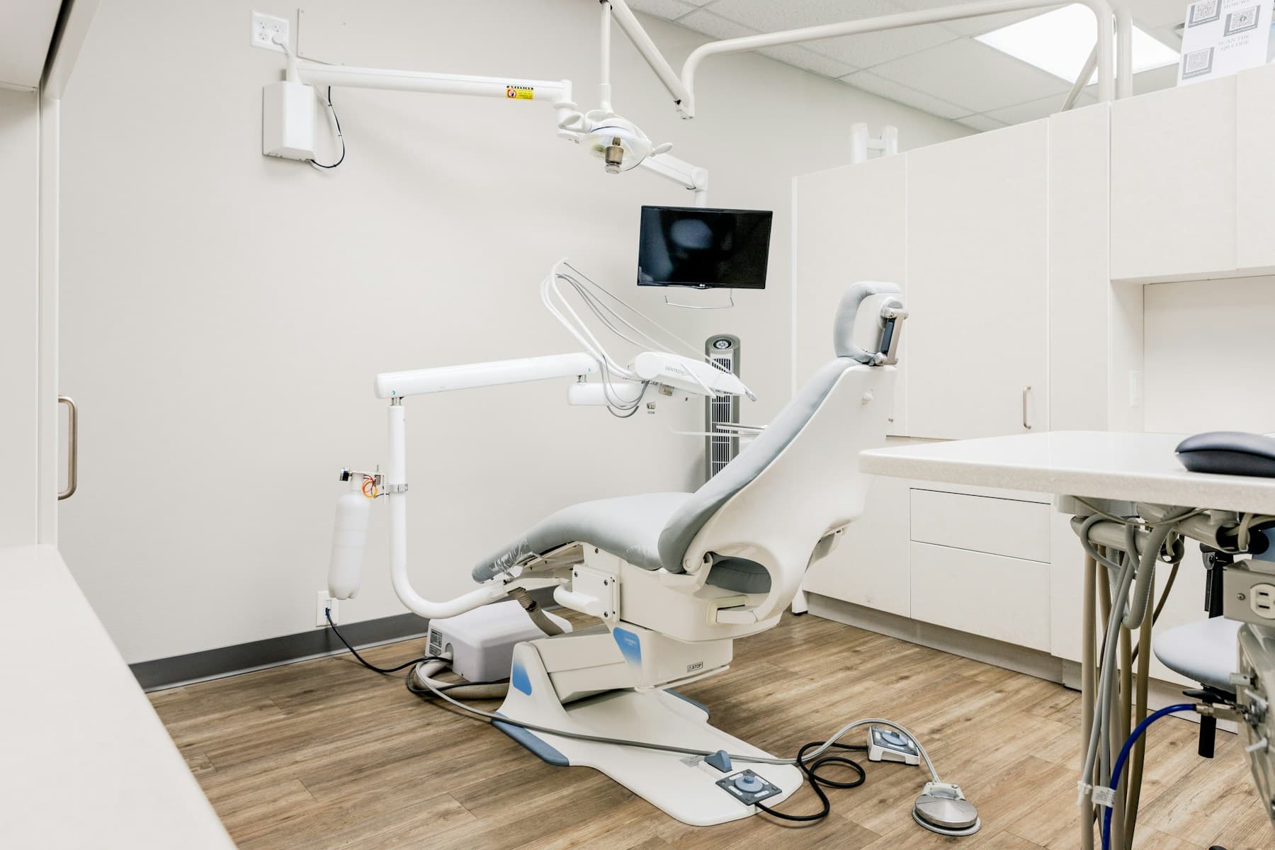 Consultorio dental moderno, luminoso y equipado con tecnología digital